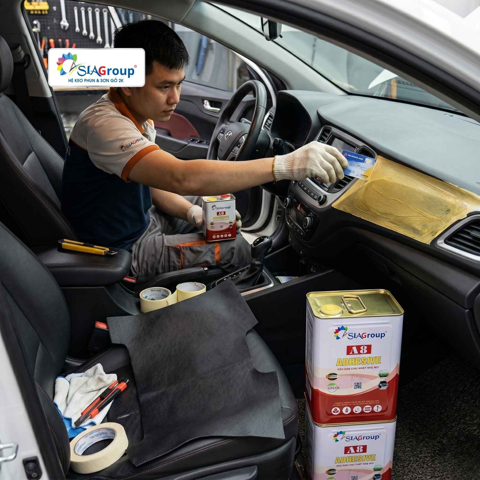 Keo Phun Dán Trần Ô Tô Loại Nào Tốt? Bảng Giá & Địa Chỉ Phân Phối Keo Dán Ô Tô Uy Tín Tại Hồ Chí Minh 3 Sử dựng keo bôi dán nội thất Asia A8 Premium cho tapplo ô tô chất liệu simili