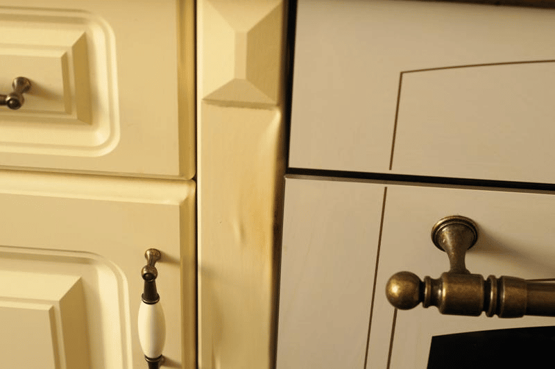 Sơn Trắng Bị Ngả Vàng Khi Khô Cách Xử Lý Lỗi Trên Tủ Bếp MDF 2 Sơn trắng trên tủ bếp bị ngả vàng khi tiếp xúc với tia UV và ánh nắng mặt trời.